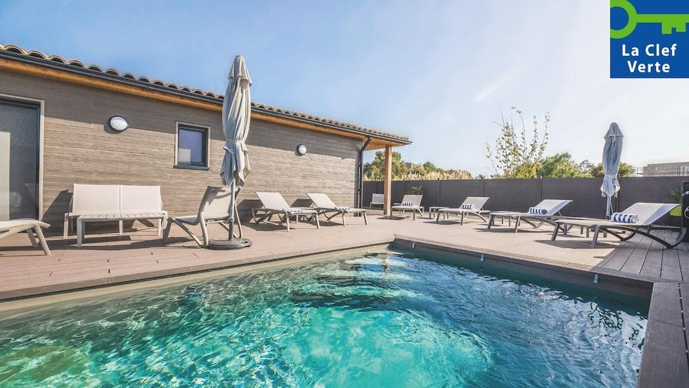 بيير آند فاكونس ريزيدونس بريميوم فيسنا روسا