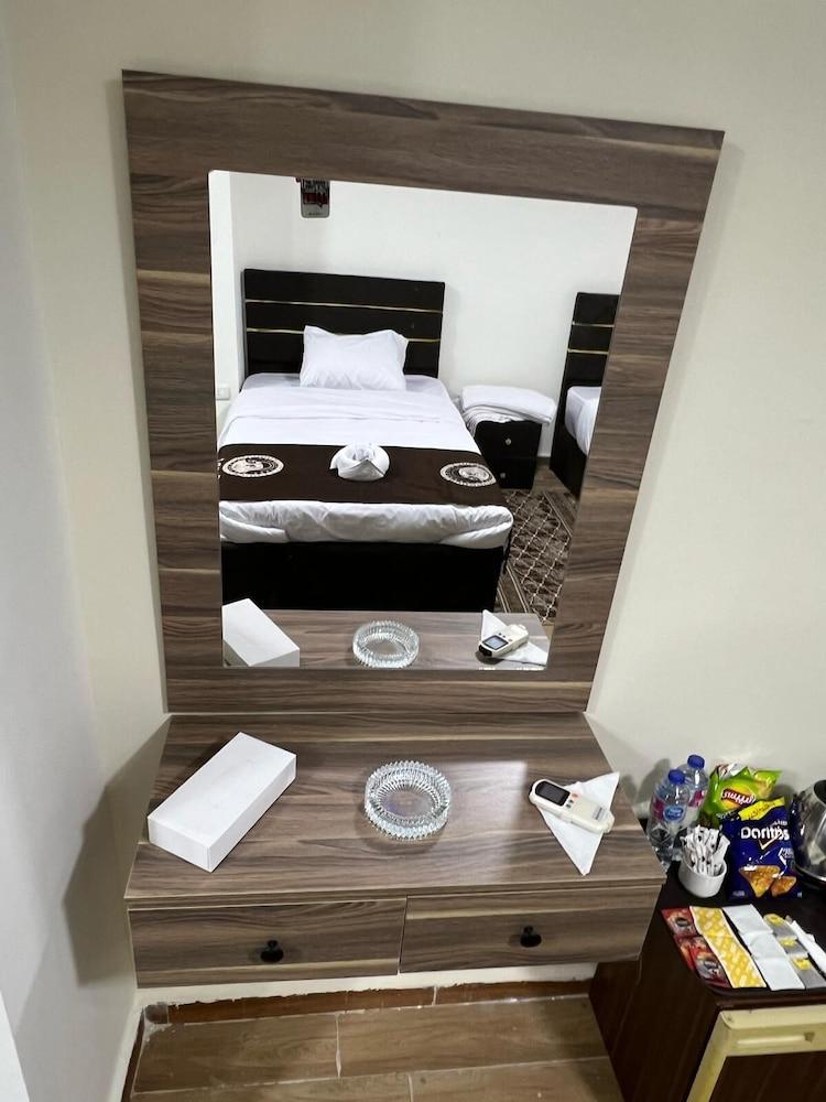 Panorama 3 Pyramids View Inn Room