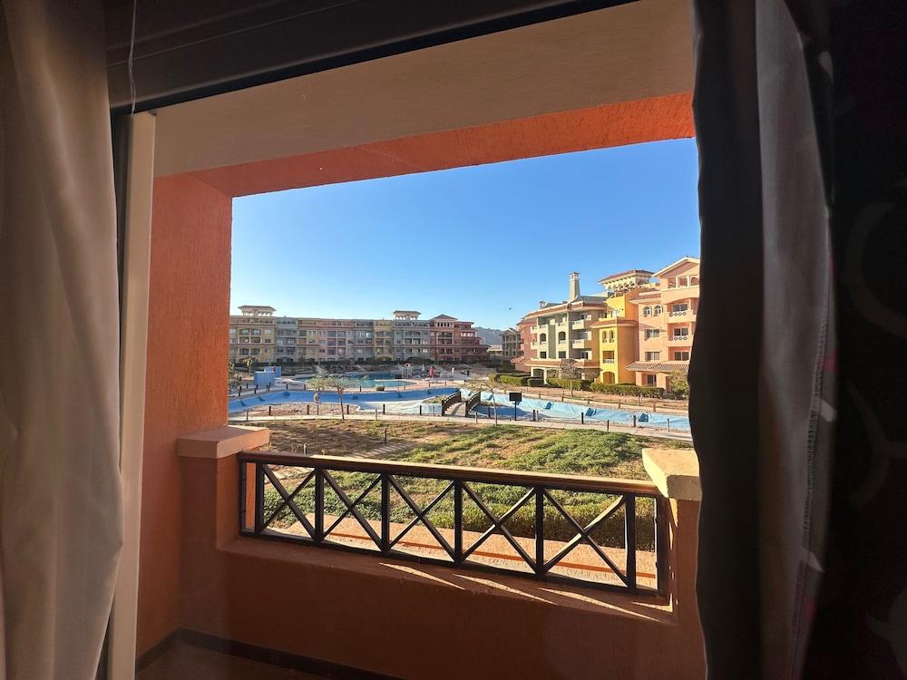 شقق في شرم الشيخ داخل منتجع بورتو شرم بإطلالة على البحر داخلي