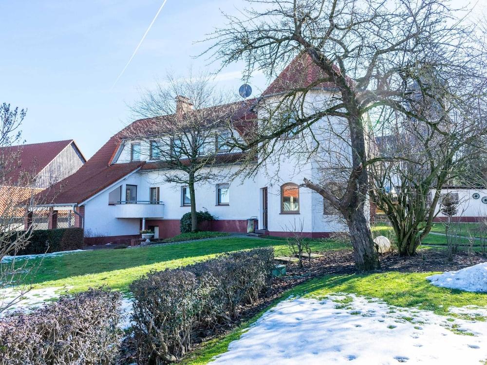 كواينت أبارتمنت إن إيميلرود نير ليك آند ووتر سبورتس المنطقة الخارجية