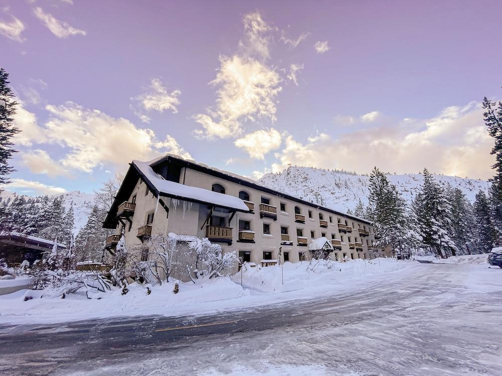 أوليمبيك فيليدج إن