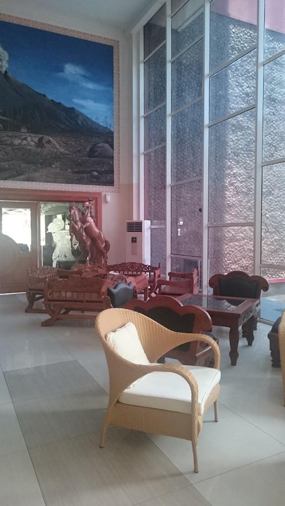 ميرابي ميربابو هوتل يوجياكارتا بويرد باي أرتشيبيلاجو منطقة الجلوس في الردهة