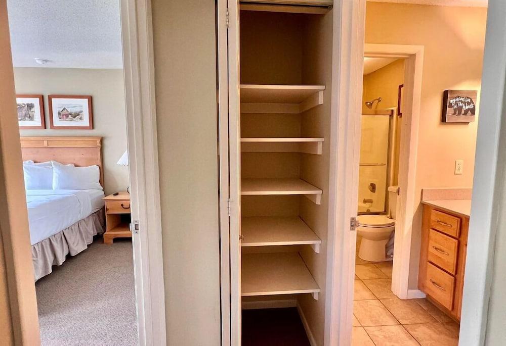 Charming 1BDR Condo w Golf Course View Interior