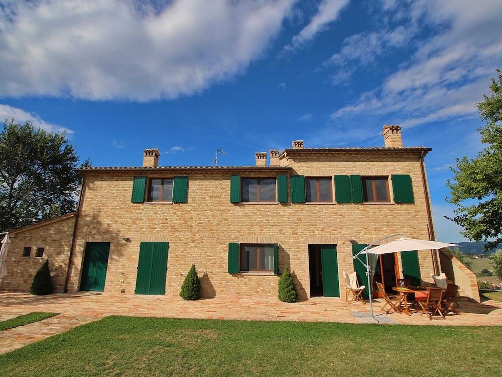 بيلفيلا باي أو اي ٔو تدج إن مونتيلابيت ويذ بول المنطقة الخارجية