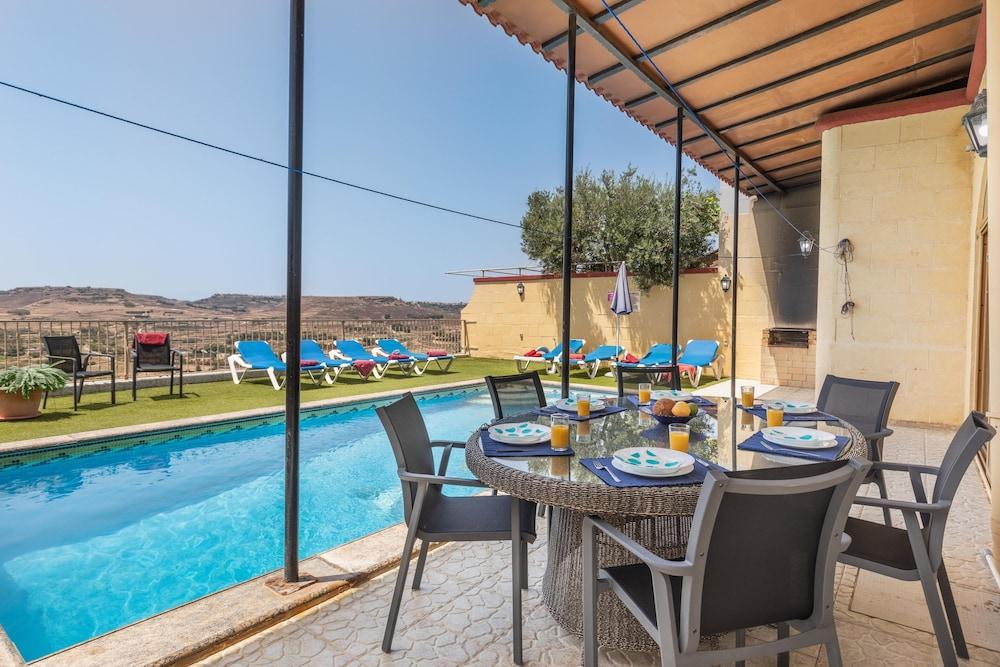 تا روزارجا ميزونيت ويذ برايفت بول الصورة الأساسية