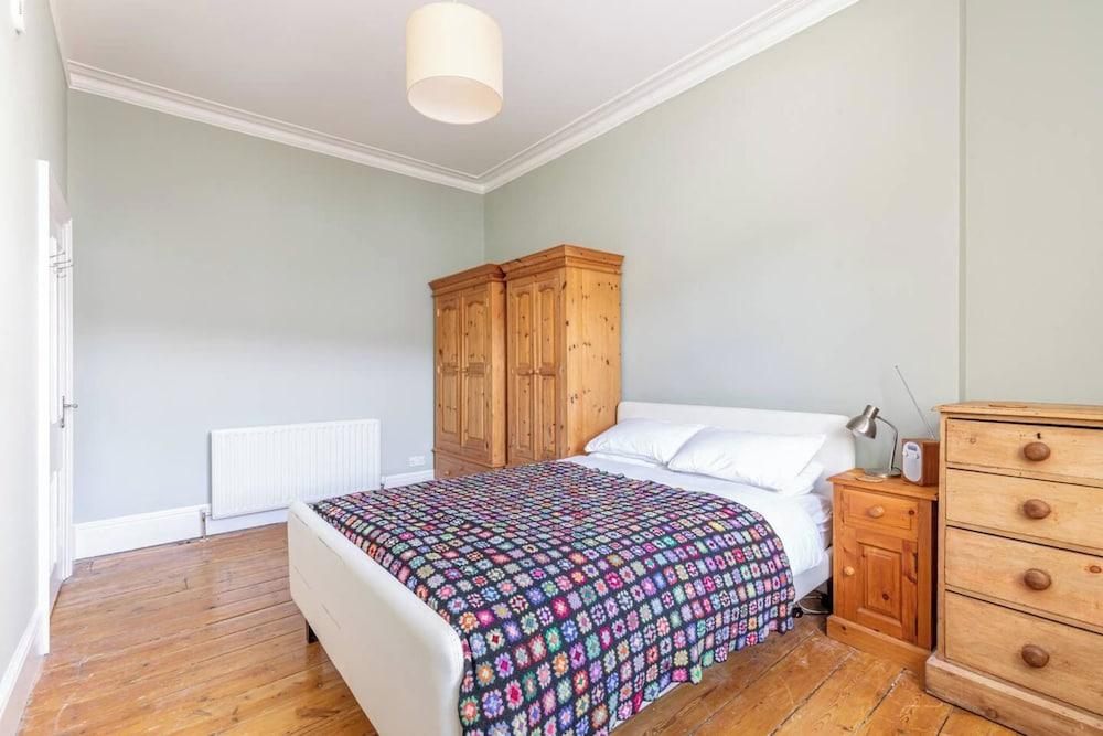 سبيشيوس سنترال هوف بيتش فلات