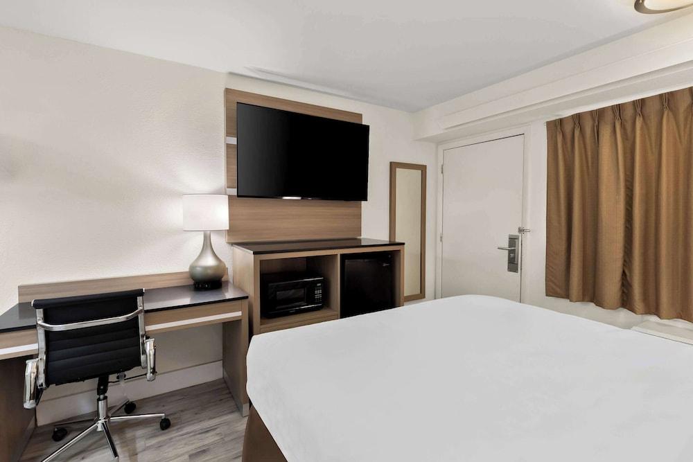 كلاريون بوينتي كينيساو تاون سنتر غرفة