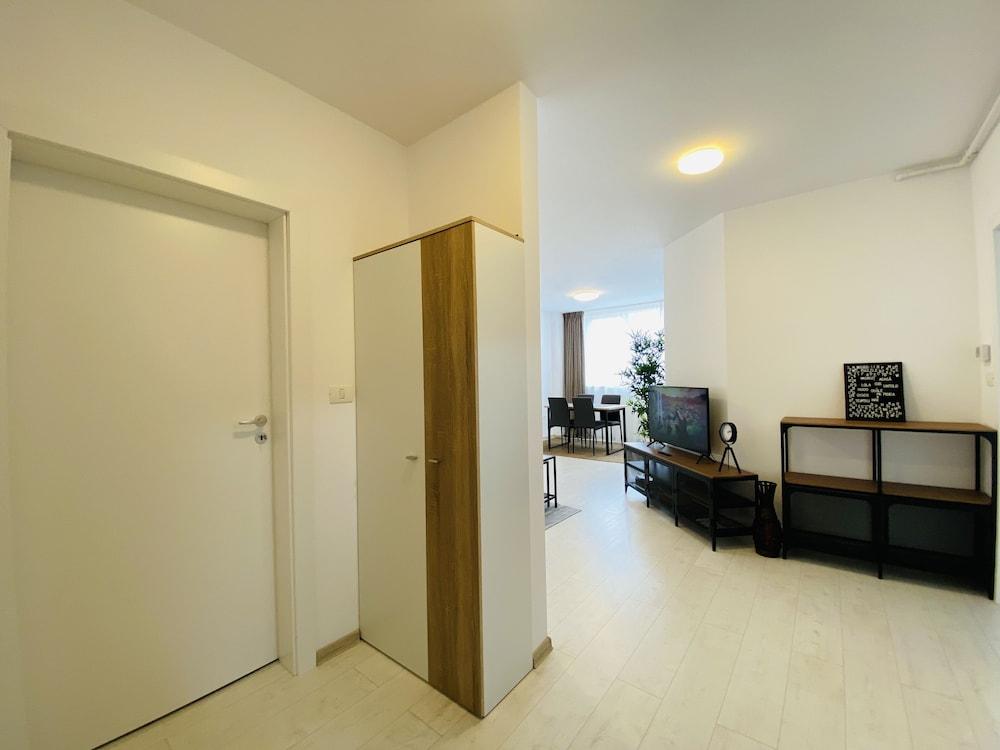 تشارمينج فلات إن براسوف ويذ بالكوني منطقة المعيشة