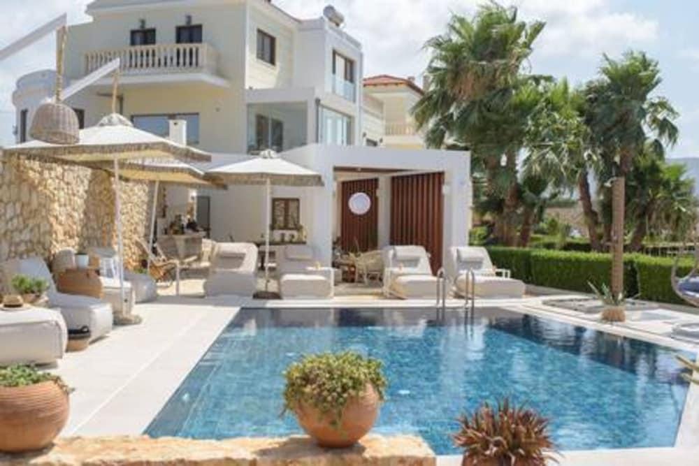 ثيروس فيلا ويذ برايفت بول باي إستيا غرفة