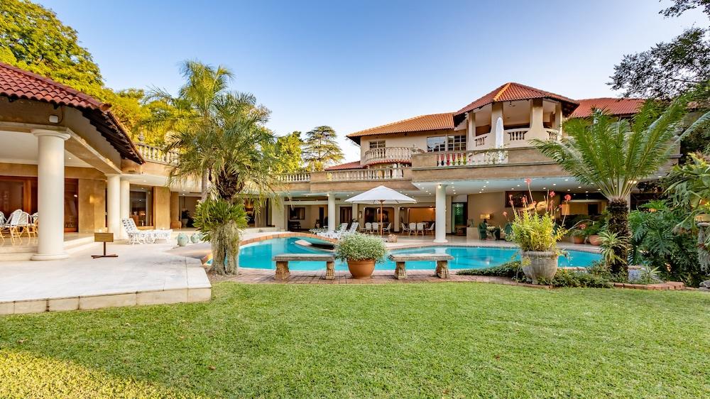 كريستيز آت 32 أون روسيل