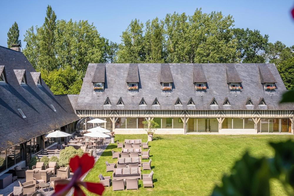 ليه مانوار دو تورجيفيل