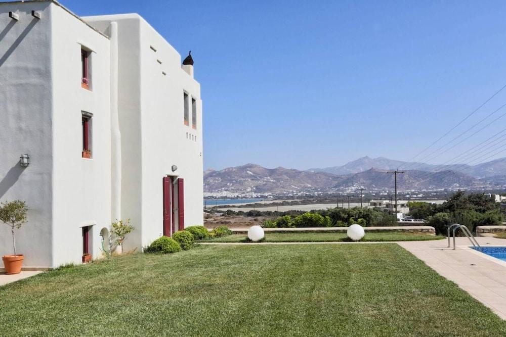 Beautiful 4-bed House With Private Pool in Naxos Property Grounds