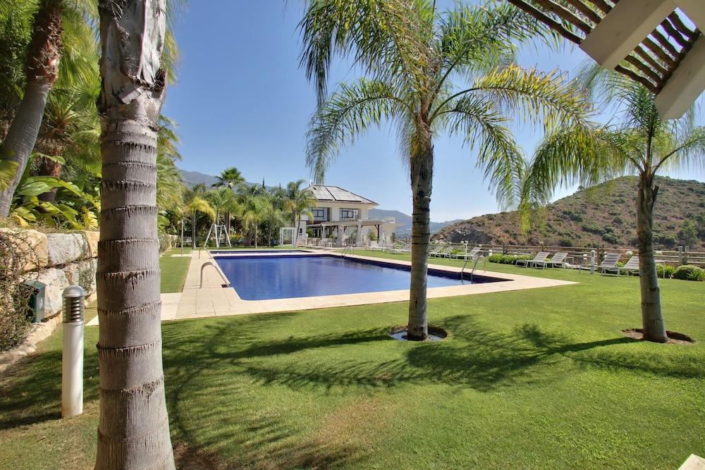 مودرن تو بد روم فيلا ويذ إندور بول آند سبا حمام سباحة مكشوف