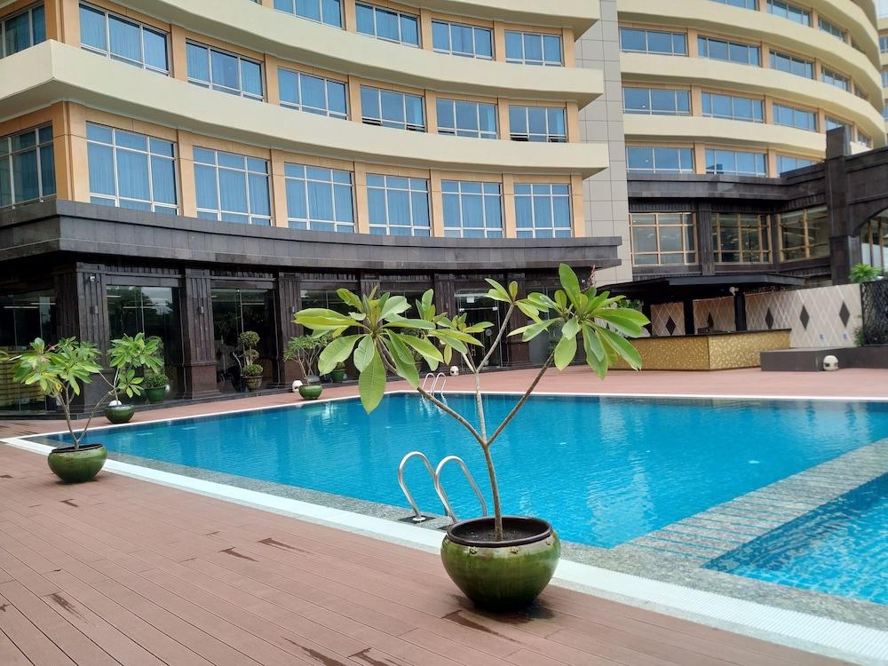 غراند ميركيور يانجون غولدن إمباير أخرى