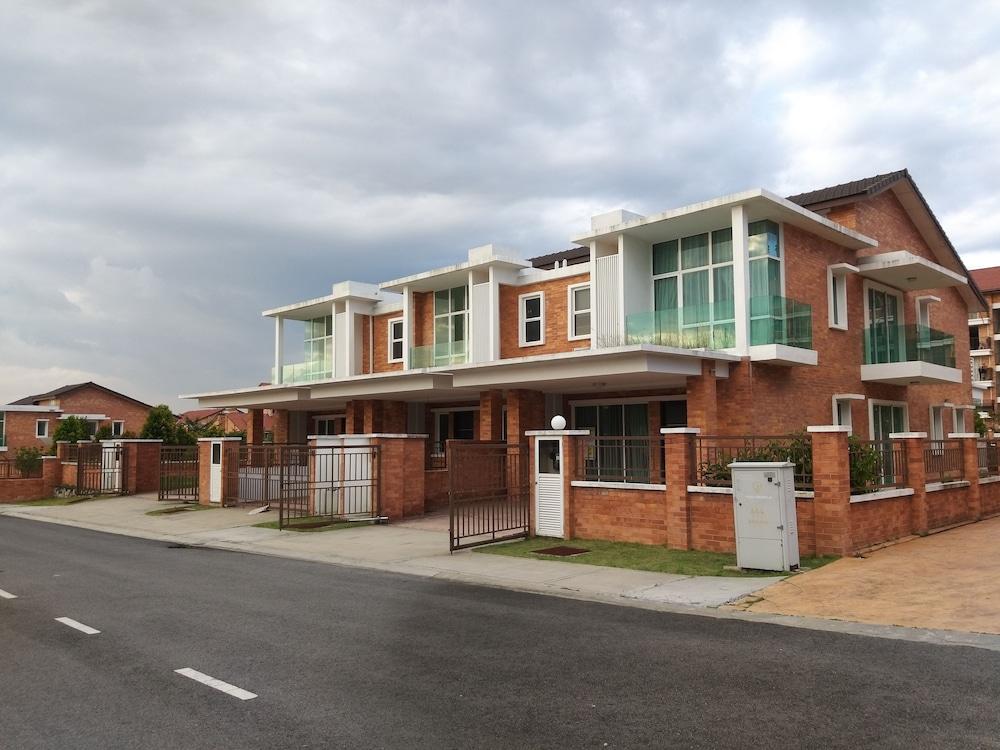 New and Classic Homestay 2 Storey House