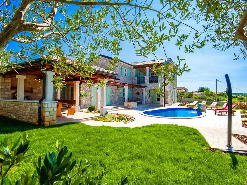 راستيك فيلا ويذ برايفت بول، بد رومز إنكلودينج إون  ويت باث روم، تيريس