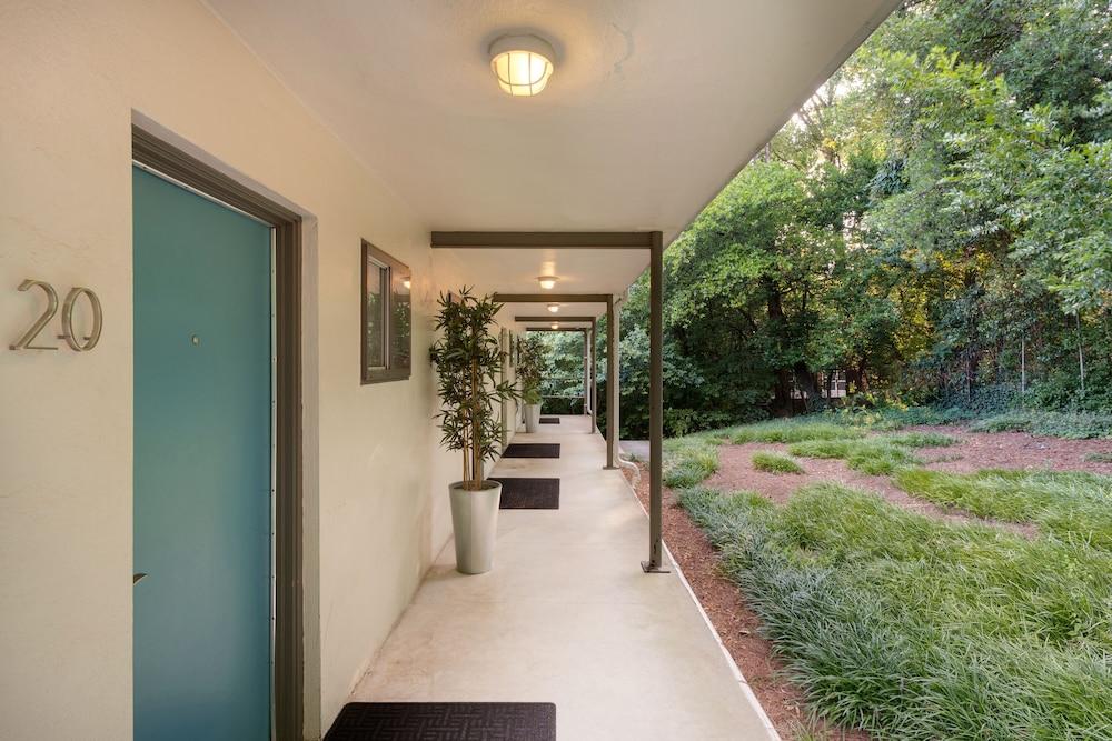 Studios On 25th by BCA Furnished Apts Exterior detail