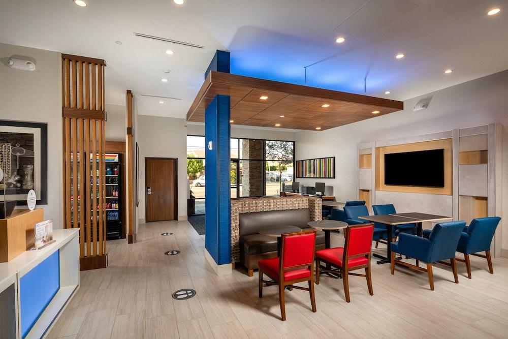 هوليداي إن إكسبرس آند سويتس تشاتسوورث  باي آيتش جي