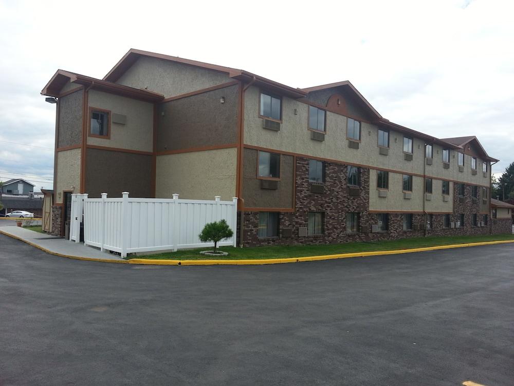 سوبر 8 باي ويندام بدفورد المنطقة الخارجية