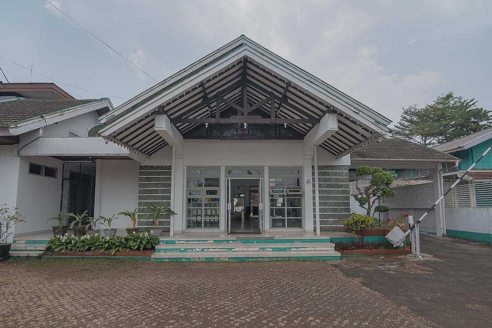 ريد دورز آت جالان ري مارتاديناتا سوكابومي