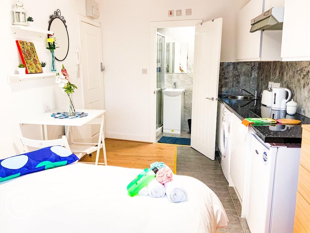 كريكل وود ستوديو فلاتس