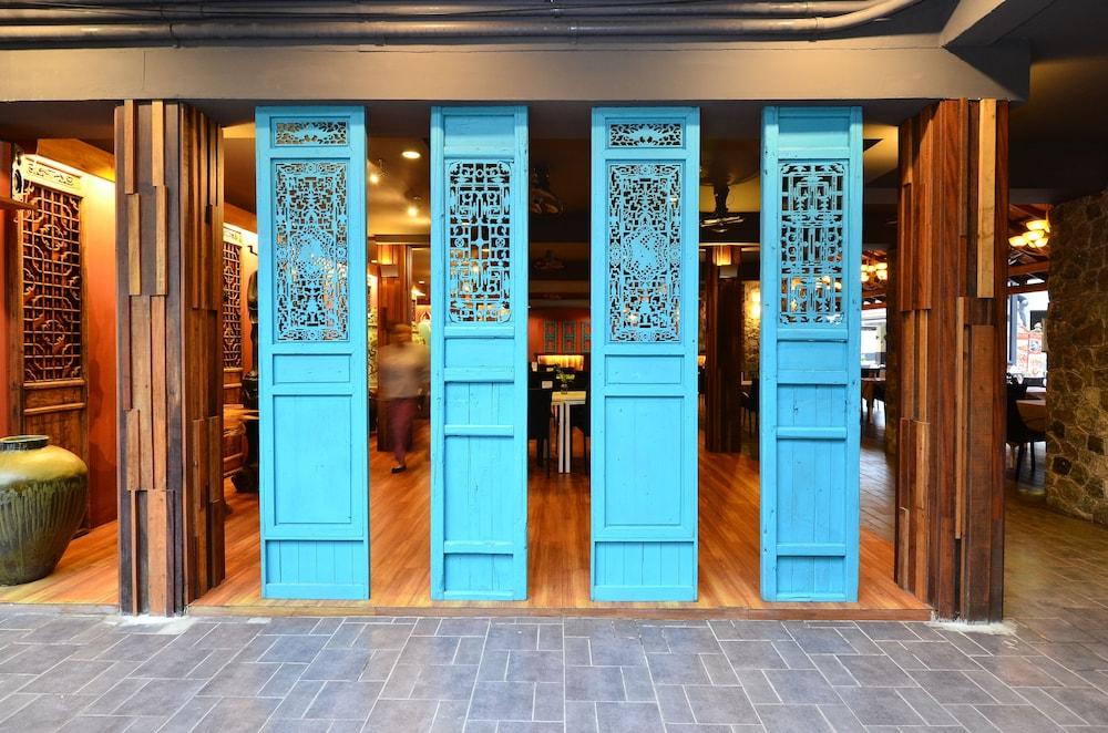 Lap Roi Karon Beachfront Interior Entrance