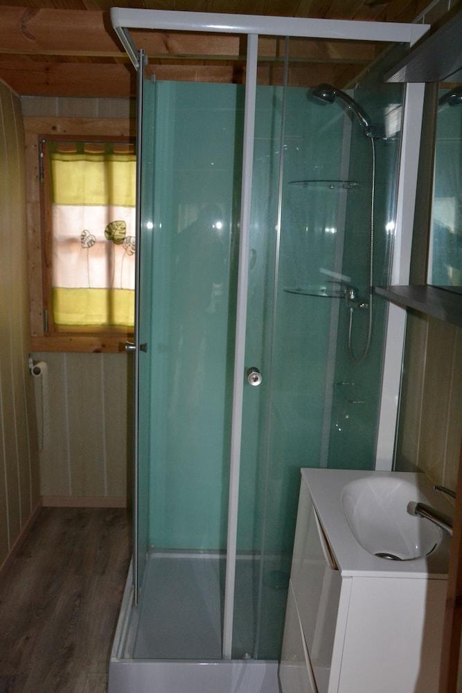 سايت إيه بايسيدجز لوري دي بروفينس حمام