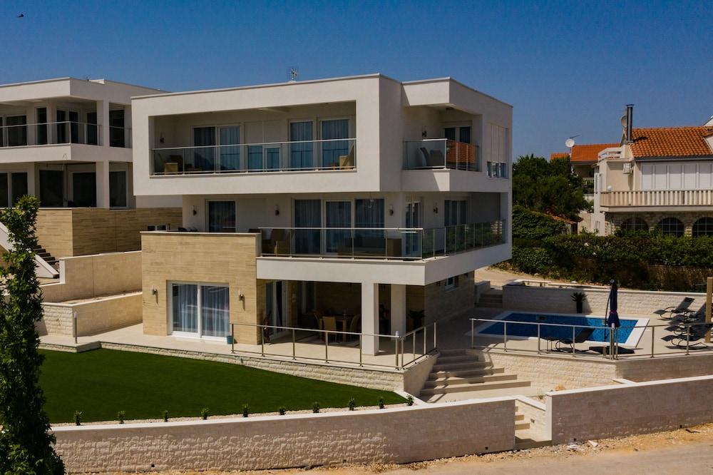 فيلا كومباس لاكشري إن إيه ناتشورال باي