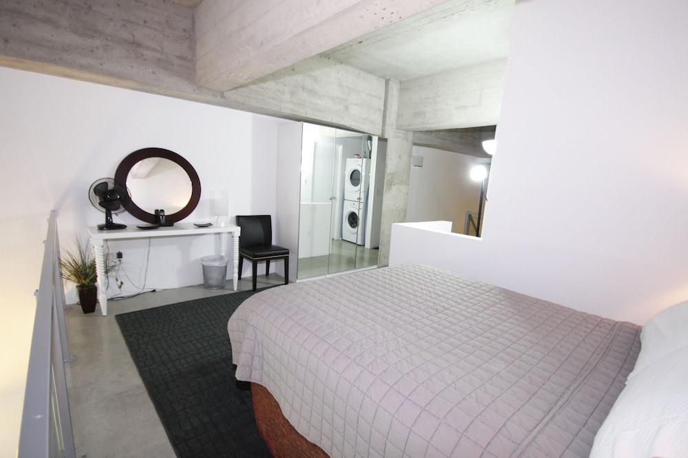 داون تاون لوفت ستايل كوندو هيتيد باركينج غرفة