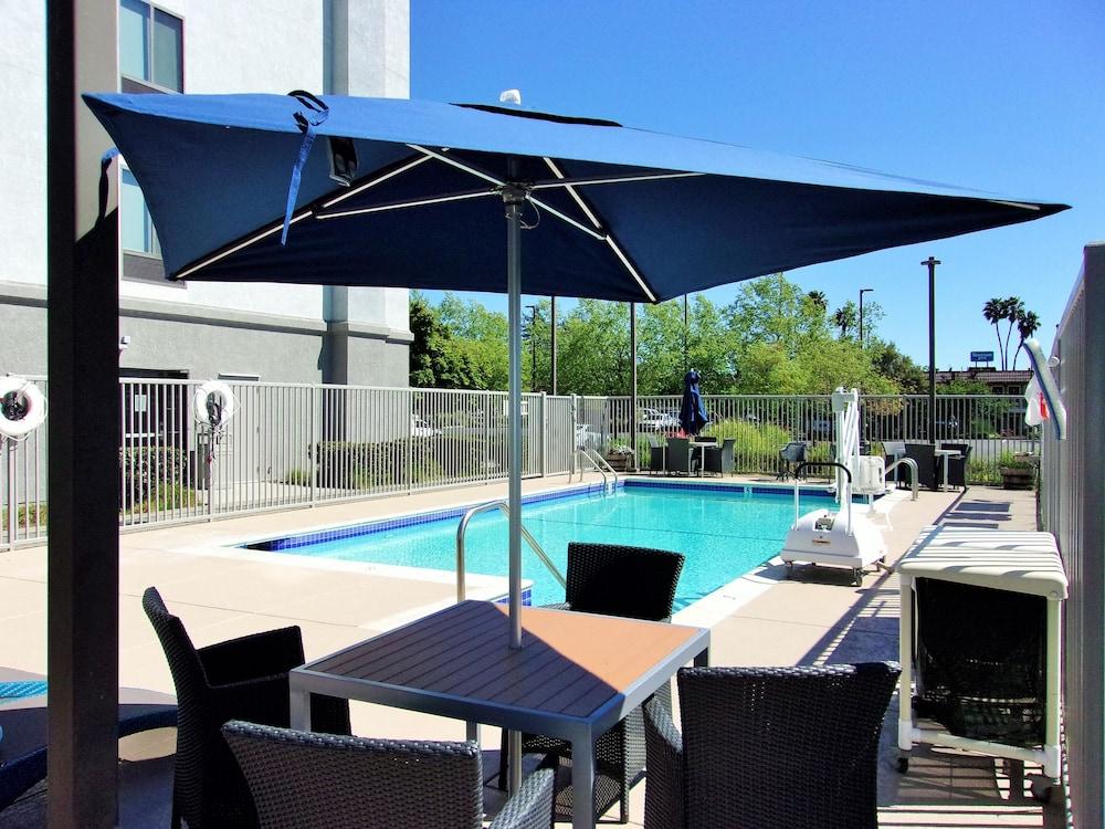 هامبتون إن سويتس روهنرت بارك - سونوما حمام سباحة مكشوف