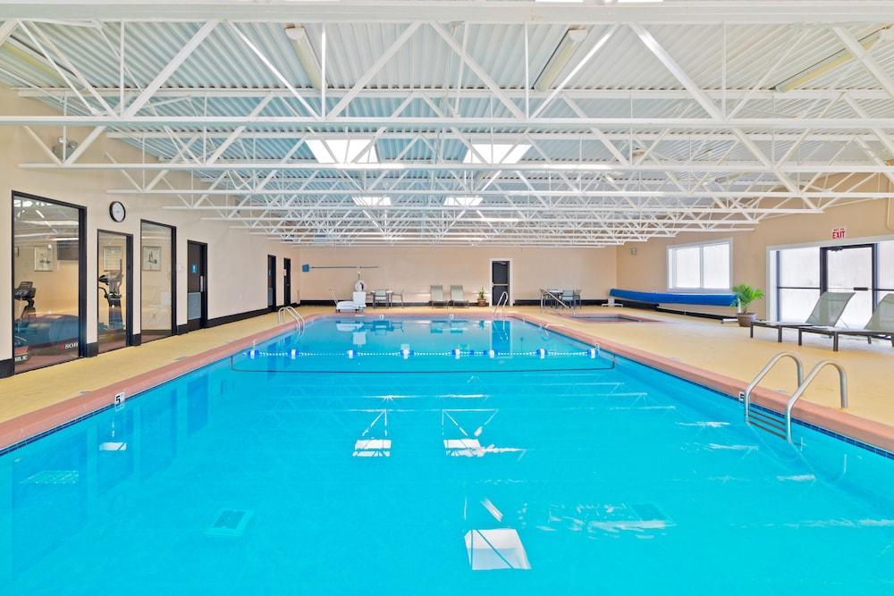 دايز إن باي ويندام بلاتسبورج حمام سباحة مغطى