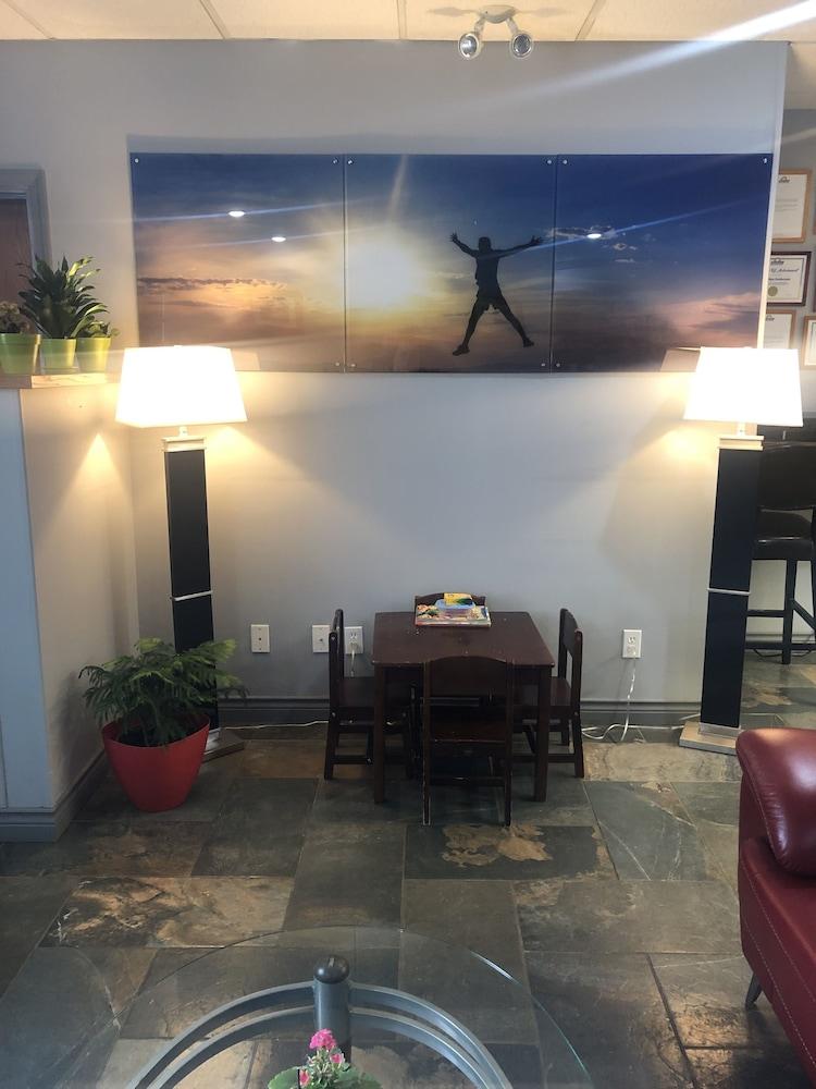 Days Inn by Wyndham Hinton Lobby Sitting Area
