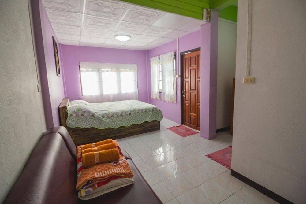 Naphatphorn Resort Room