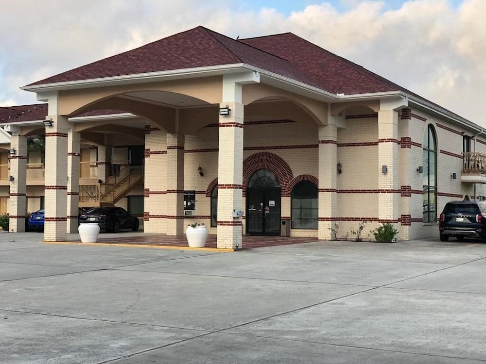 إجزيكيوتف إن آند سويتس