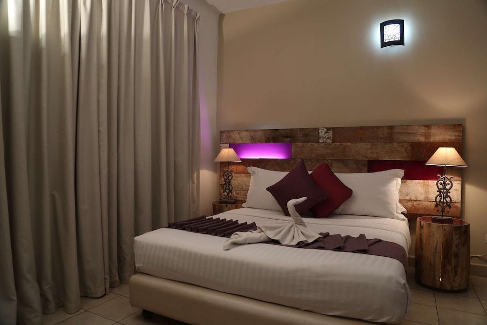 ذا سويس هوتل الصورة الأساسية