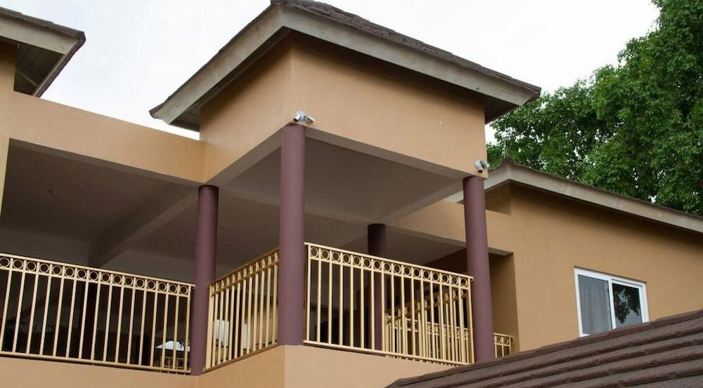 دونواي، آيه جامايكا ستايل فيلدج