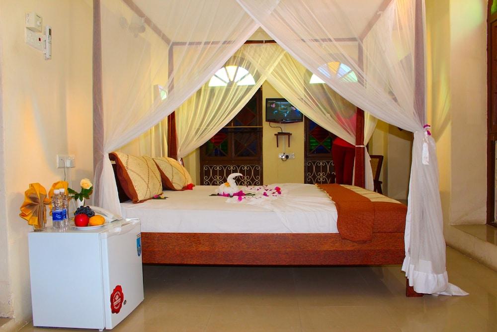 ذي آيلاند تاون هوتل - للبالغين فقط الصورة الأساسية