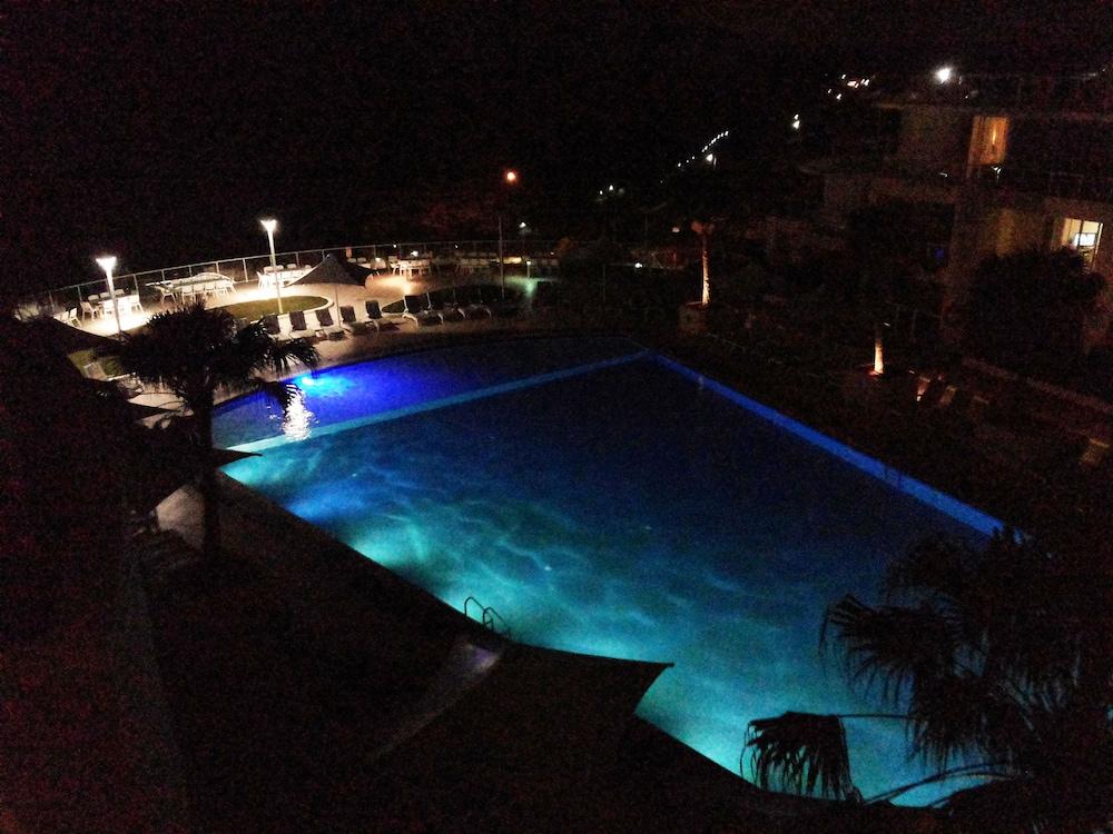 بايز هوليدايز - إيتتالونج بيتش بريميوم أبارتمنتس حمام سباحة مكشوف