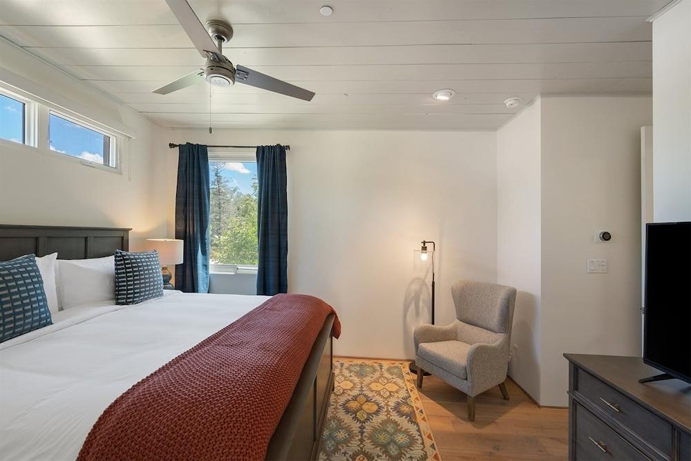 ستونس رارو - أنبيتابل لوكيشن، لافيلي مودرن إنتريور غرفة