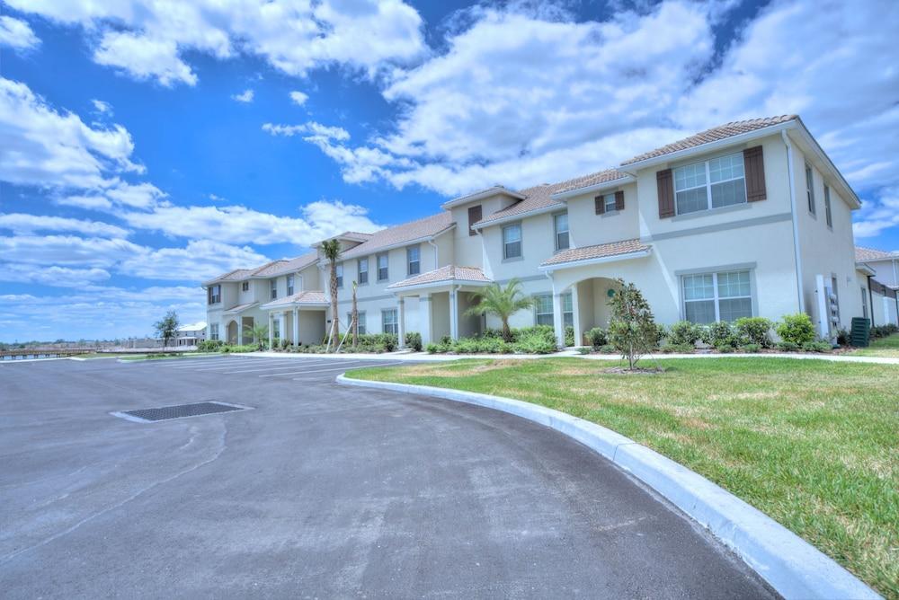 4 بد رومز 3 باث رومز تاون هاوس باي نورد إن إتش 18003