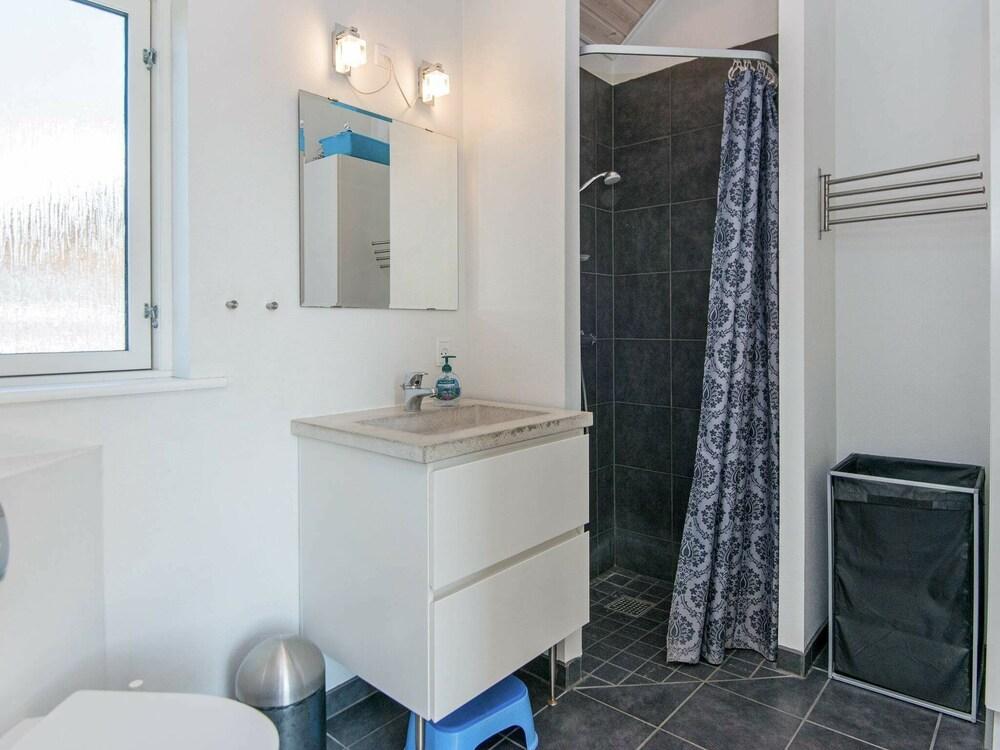 كوزي هوليداي هوم إن جوتلاند ويذ سي فيو حمام