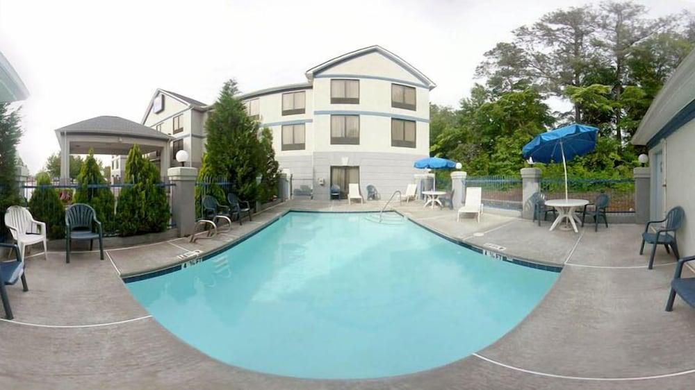 كومفورت إن آند سويتس بيتشتري كورنرز حمام سباحة مكشوف