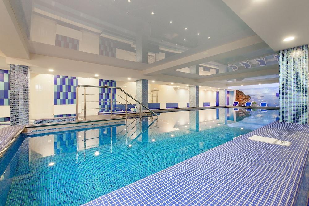 كراون بلازا كراسنودار سنتر، آن آي آيتش جي هوتل زحليقة مائية