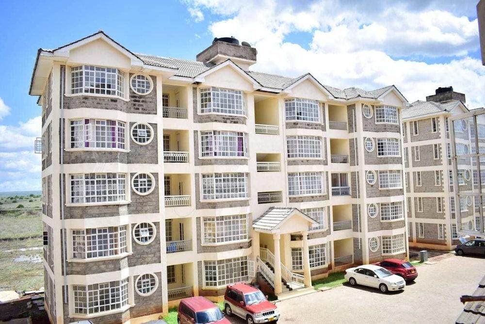 آن أيربورت هوم آند تور