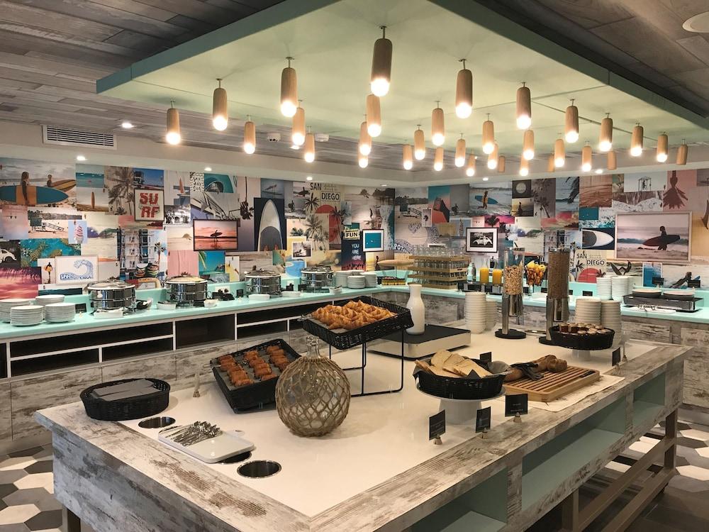 هامتون باي هيلتون باريس كليشي بوفيه إفطار