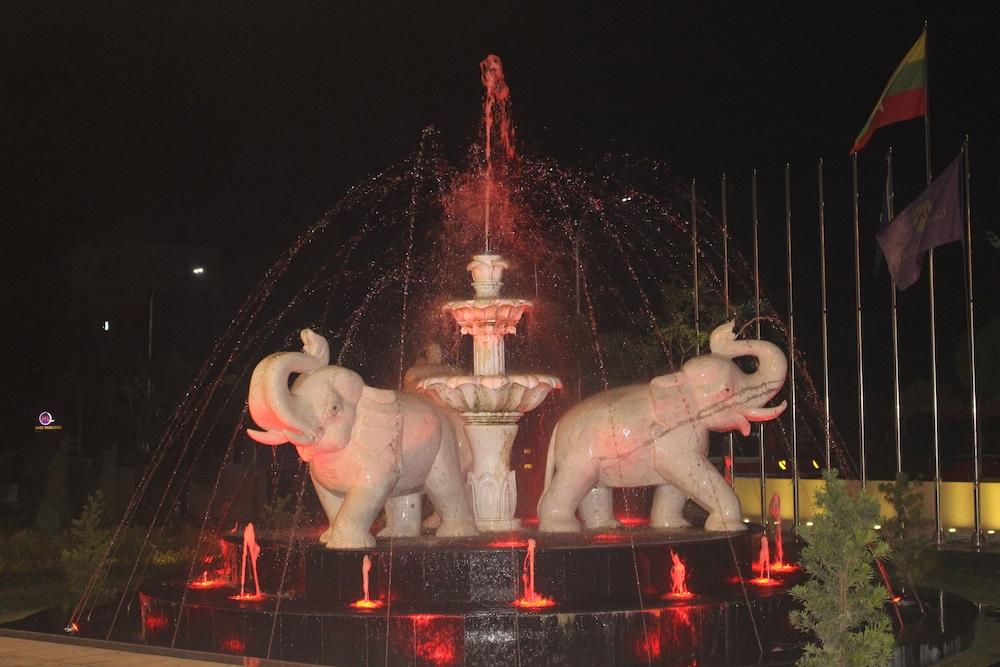 غراند ميركيور يانجون غولدن إمباير أخرى