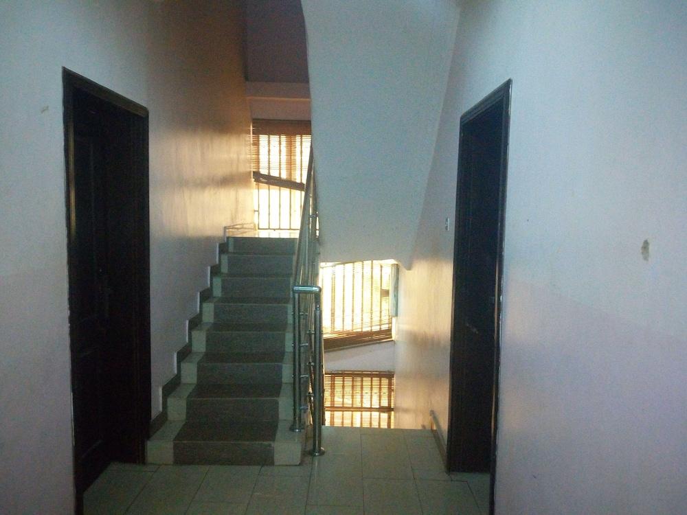 بايس وان إكزكيوتيف سويتس آند بار داخلي