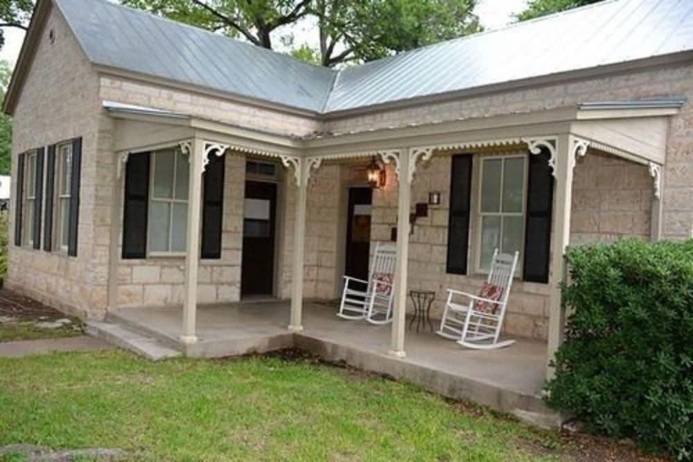 تشارمينغ بي آند بي