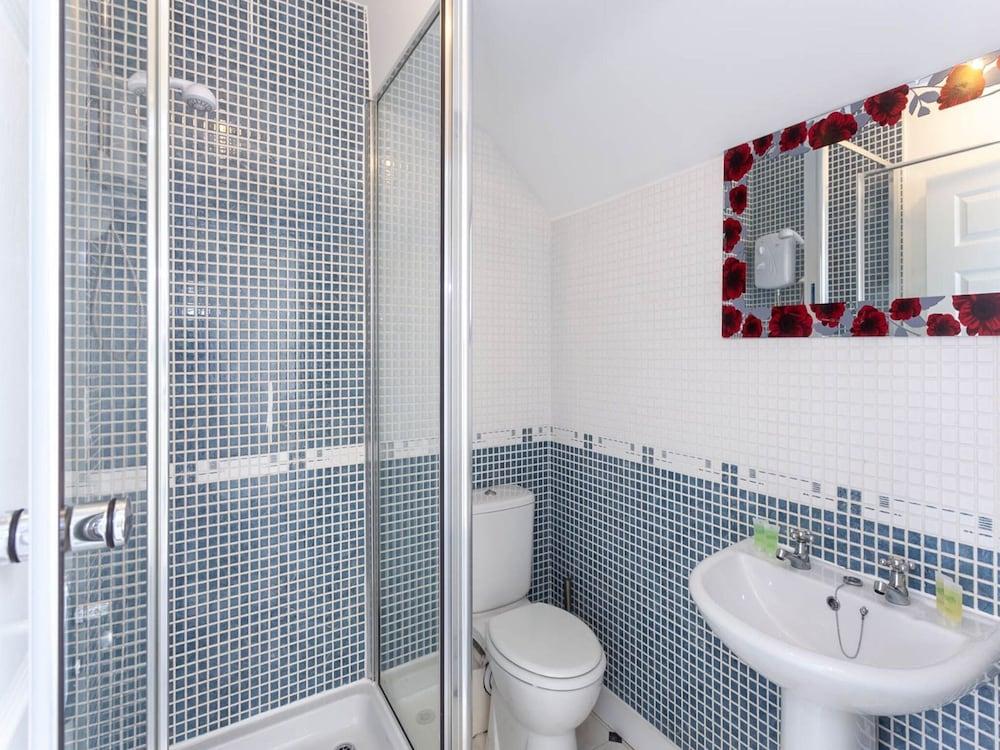 بريتي هوليداي هوم إن وارينجتون نير فالتون جاردن حمام