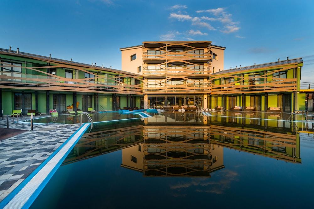 جاليري ثيرمال بيسينوفا